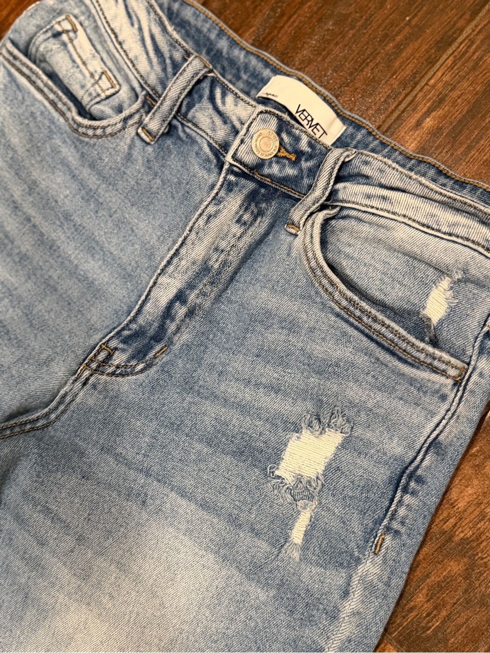 Light Wash High-Rise Wide Leg Jeans with Back-Slit Hem - Picture 6 of 9